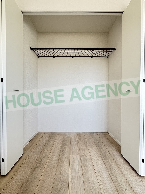 南東側洋室　収納(内装)