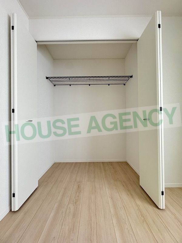 南西側洋室　収納(内装)