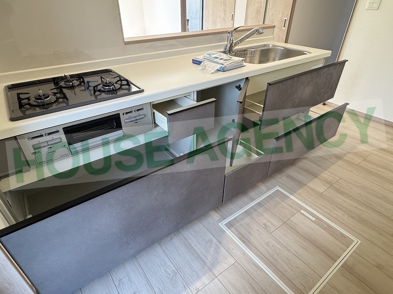 収納豊富なシステムキッチン(キッチン)