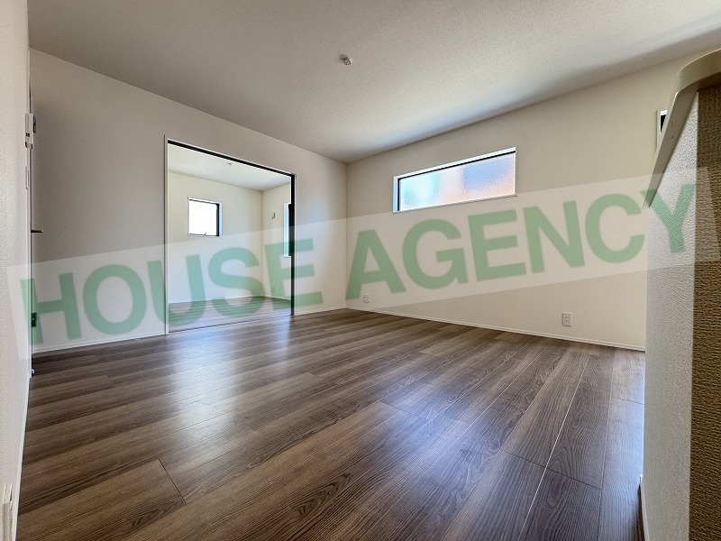 ご家族が集まるリビングは明るくゆとりある室内(居間)