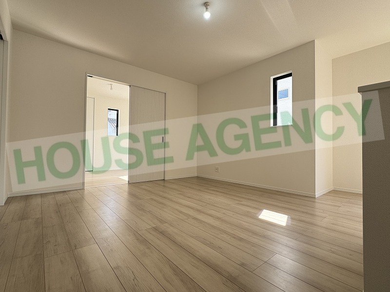 ご家族が集まるリビングは明るくゆとりある室内(居間)