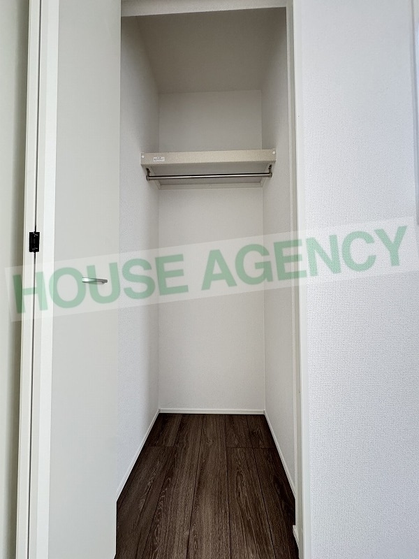 中央洋室　収納(内装)