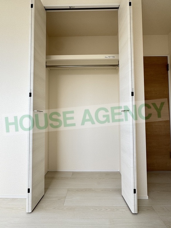 南西側洋室　収納(内装)