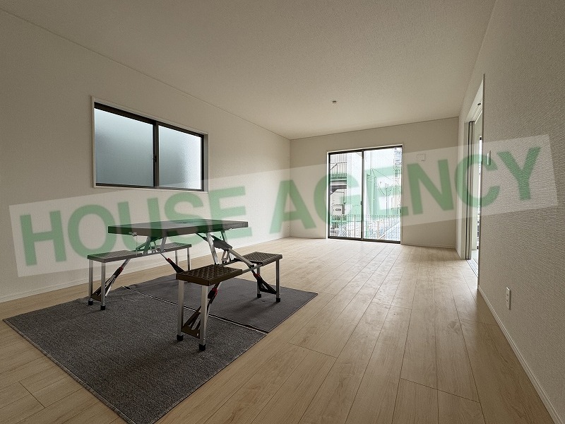 ご家族が集まるリビングは広々とした室内(居間)