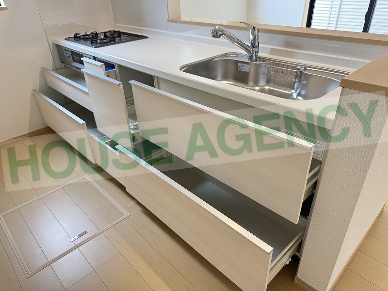 収納豊富なシステムキッチン(キッチン)