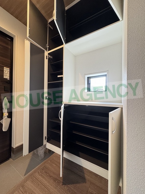 可動棚で調整可能な玄関収納(玄関)