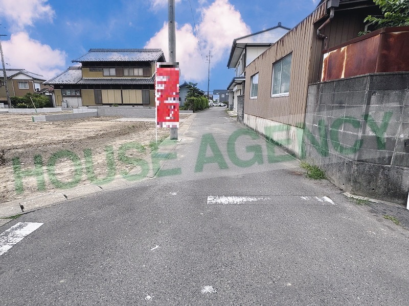 西側前面道路（幅員約4.3m）
