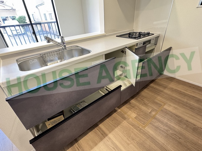 収納豊富なシステムキッチン(キッチン)