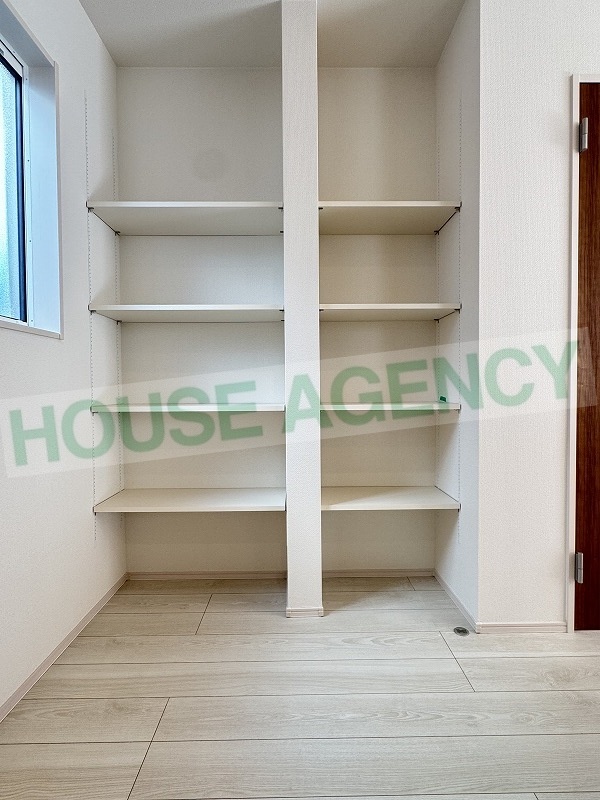 食品保存に便利なキッチン横収納(キッチン)