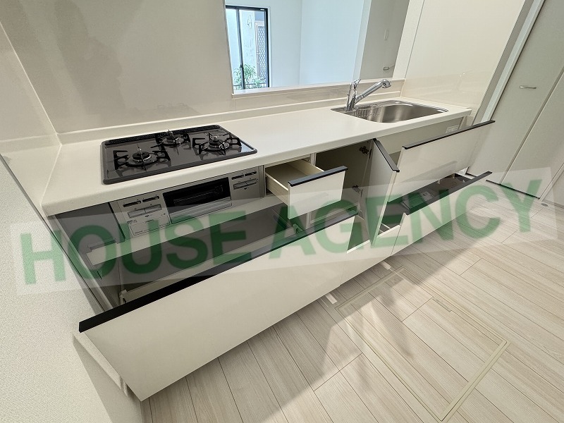 収納豊富なシステムキッチン(キッチン)