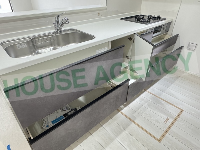 収納豊富なシステムキッチン(キッチン)