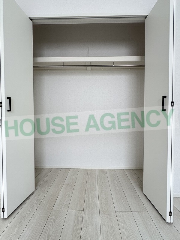 中央洋室　収納(内装)