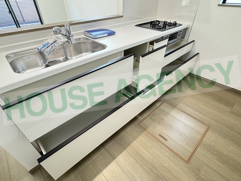 収納豊富なシステムキッチン(キッチン)