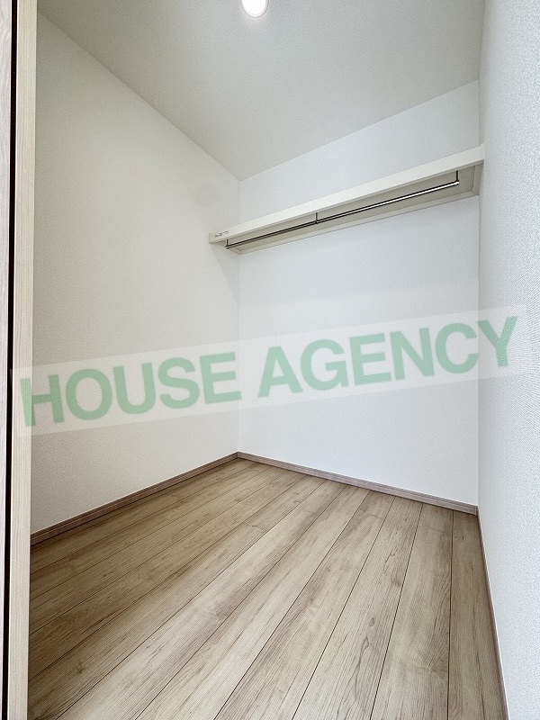 ファミリ―クローゼットにもなるウォークインクローゼット(内装)