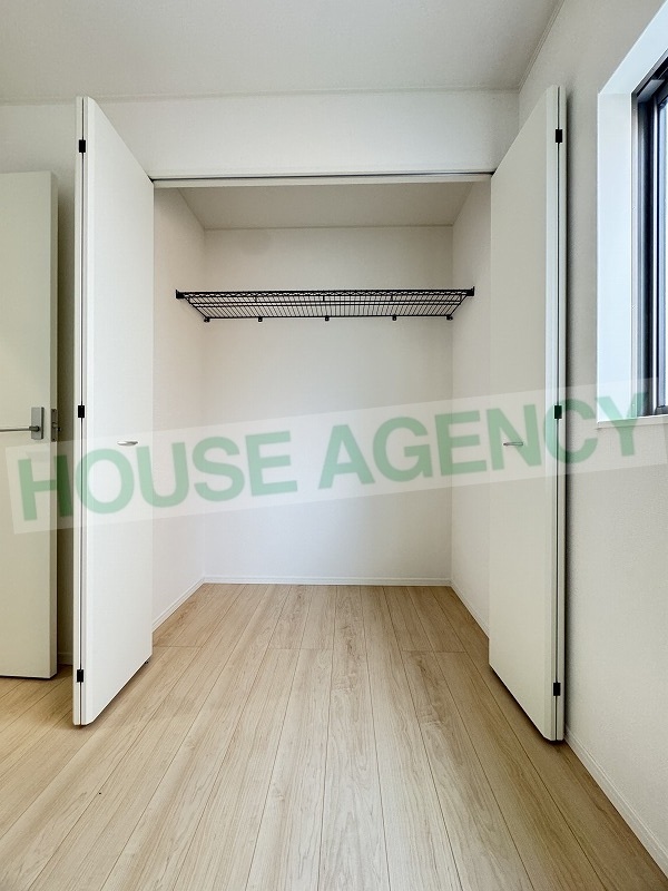 北西側洋室　収納(内装)