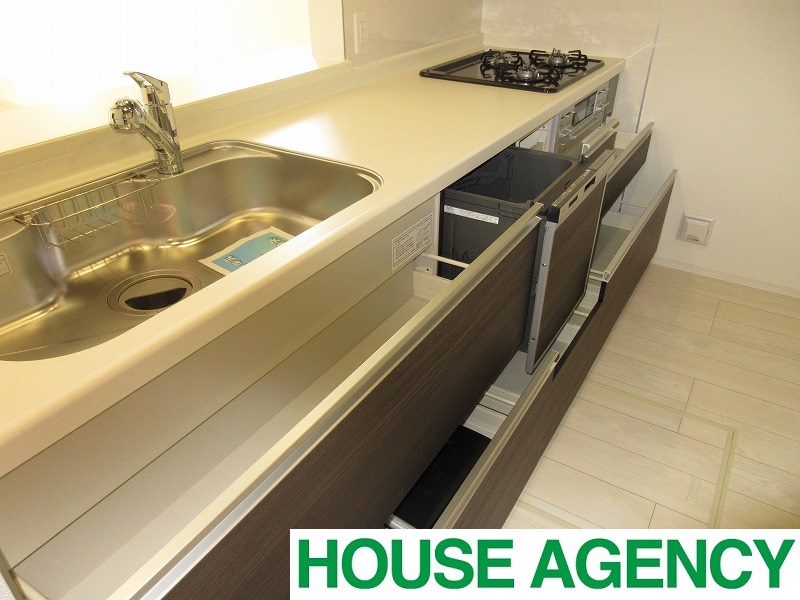収納豊富なシステムキッチンには食器洗浄乾燥機標準装備(キッチン)