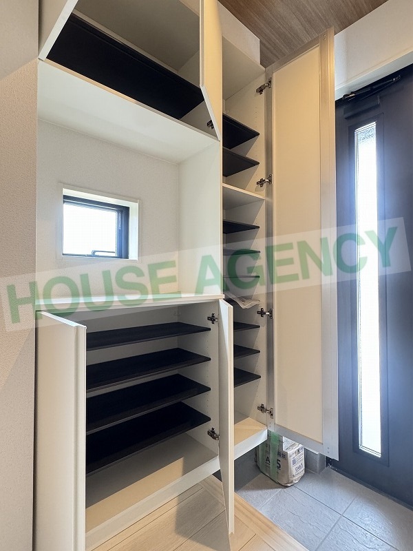 可動棚で調整可能な玄関収納(玄関)