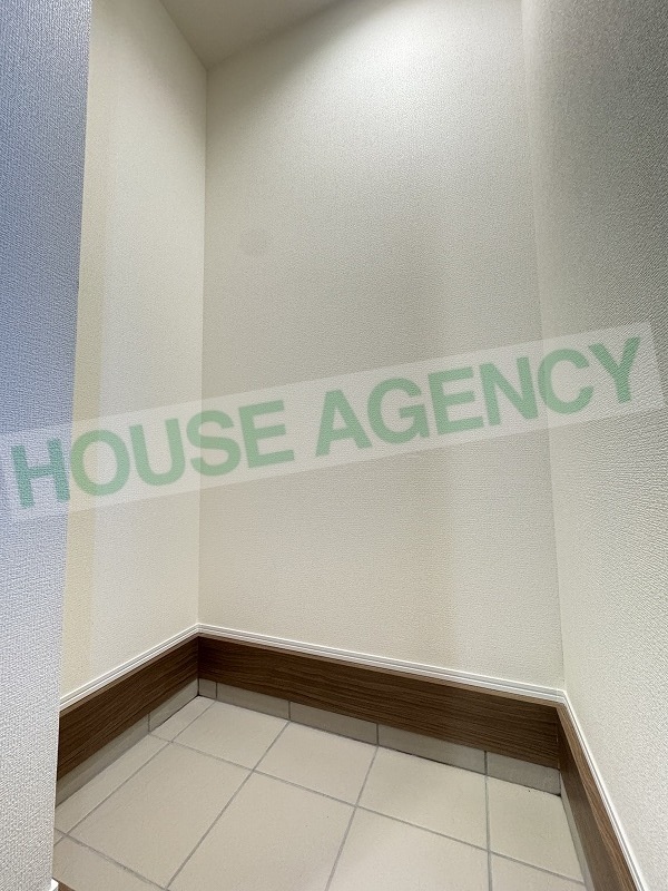 ベビーカーやゴルフバックなども収納可能なシューズインクローク(玄関)