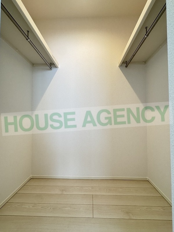 ファミリークローゼットにもなる大型ウォークインクローゼット(内装)