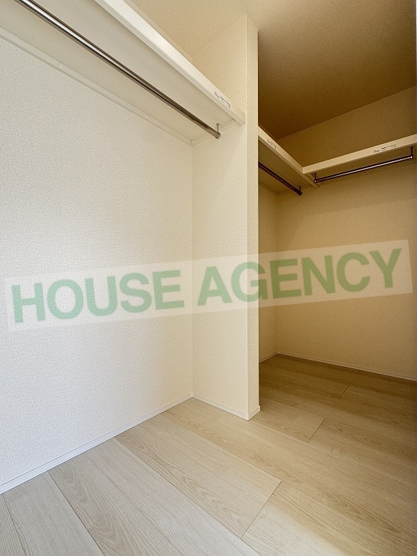 東側洋室　ウォークインクローゼット(内装)