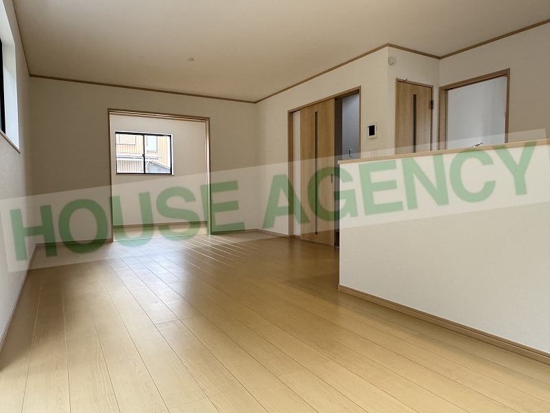 ご家族が集まるリビングは明るくゆとりある室内(居間)