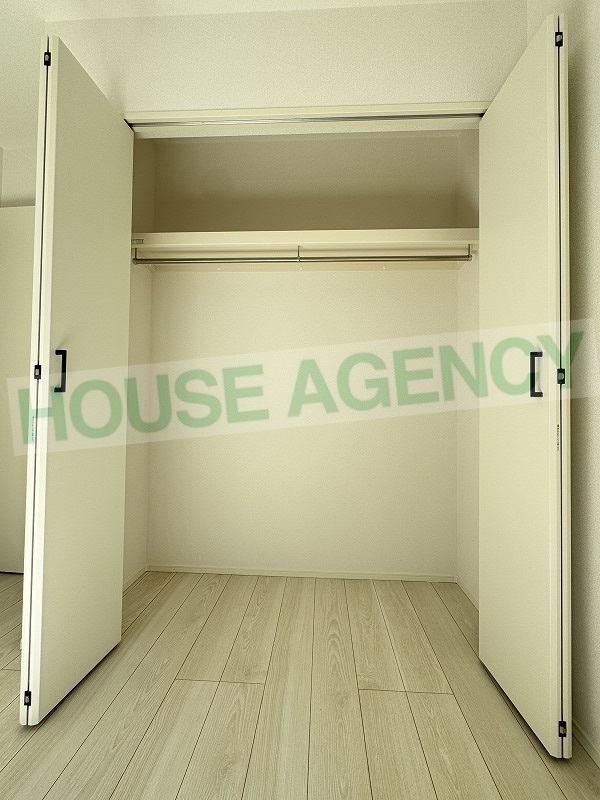 東側洋室　収納(内装)