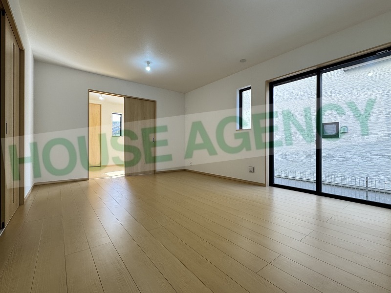 ご家族が集まるリビングは明るくゆとりある室内(居間)