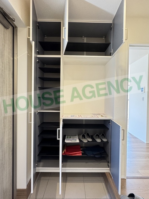 可動棚で調整可能な玄関収納(玄関)