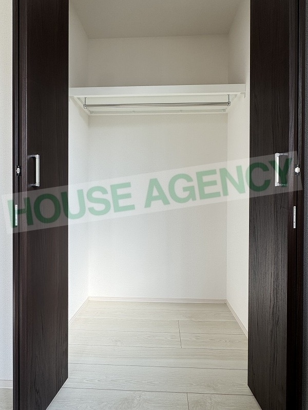 南東側洋室　収納(内装)