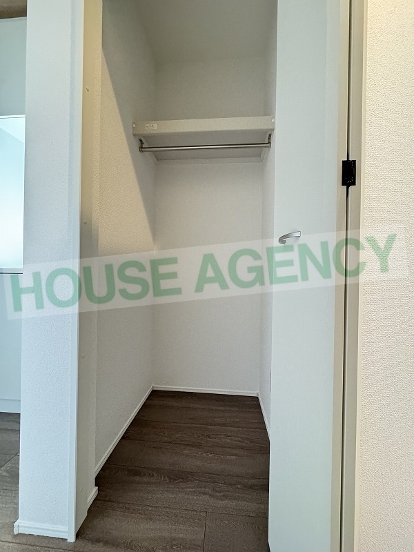 上着など収納可能な玄関横収納(玄関)