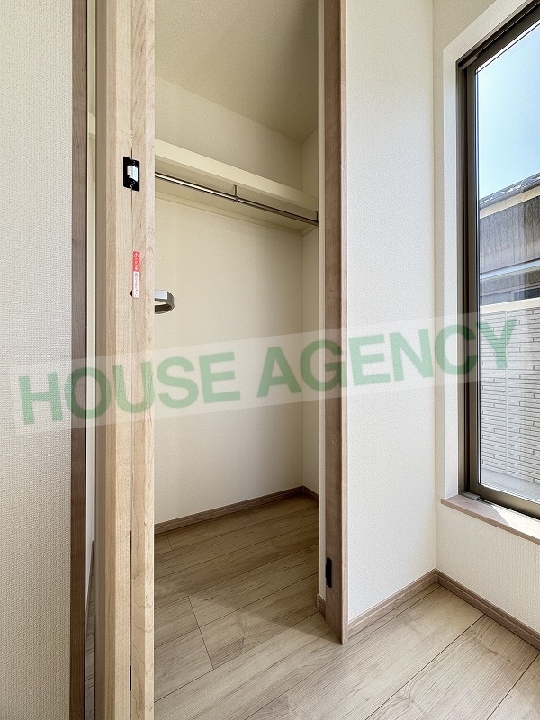 南西側洋室　収納(内装)