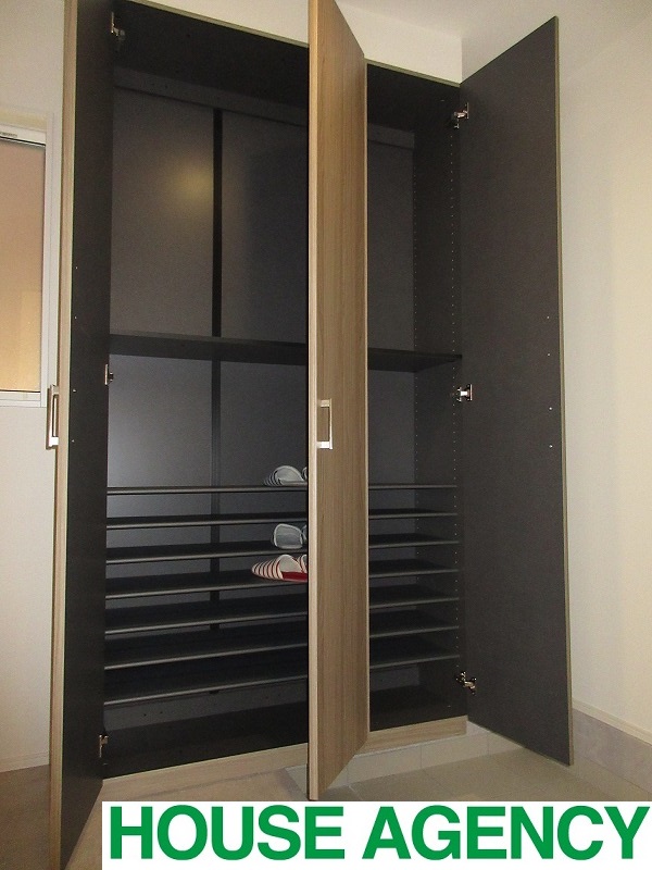 可動棚で調整可能な玄関収納(玄関)