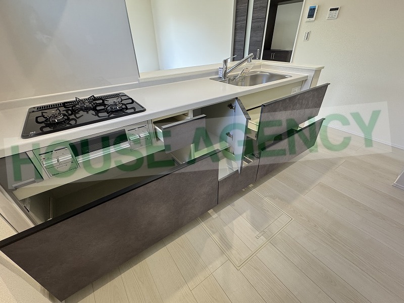 収納豊富なシステムキッチン(キッチン)