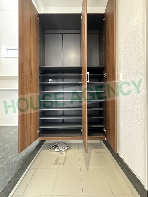 可動棚で調整可能な玄関収納(玄関)