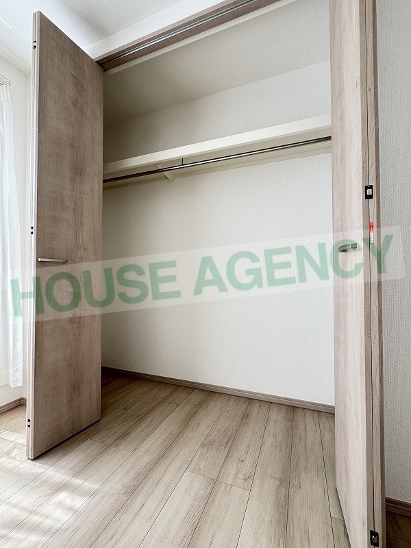 南東側洋室　収納(内装)