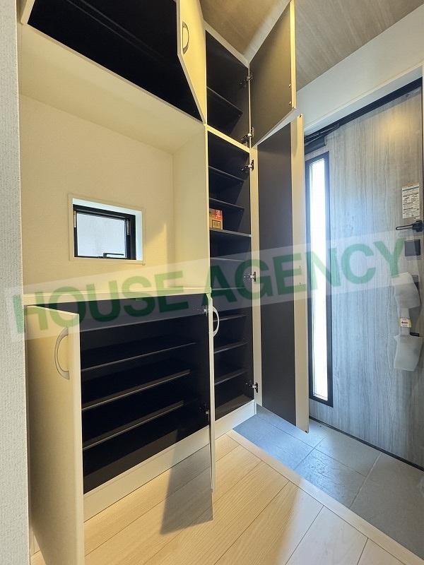 可動棚で調整可能な玄関収納(玄関)