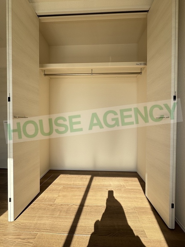 中央洋室　収納(内装)