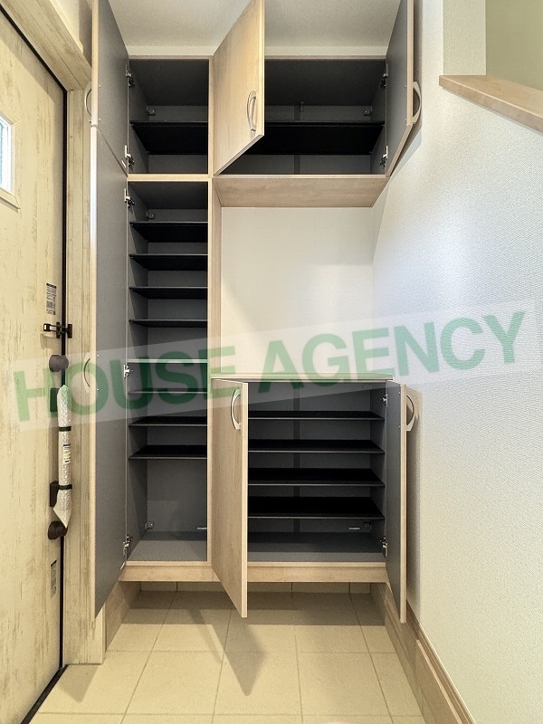 可動棚で調整可能な玄関収納(玄関)