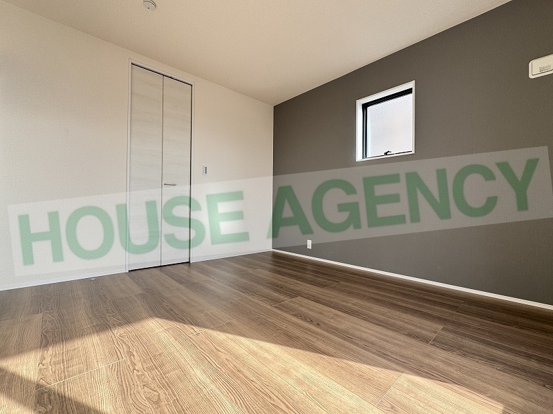 南東側洋室はお洒落なアクセントクロス(内装)