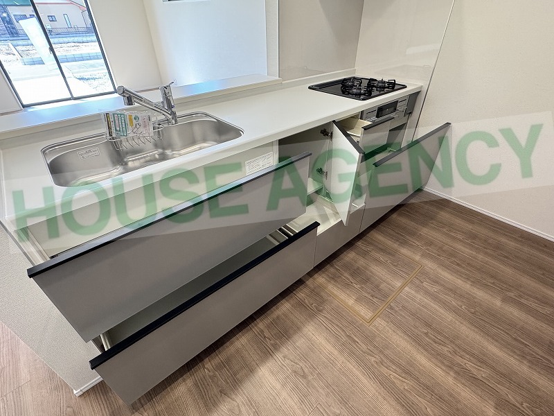 収納豊富なシステムキッチン(キッチン)