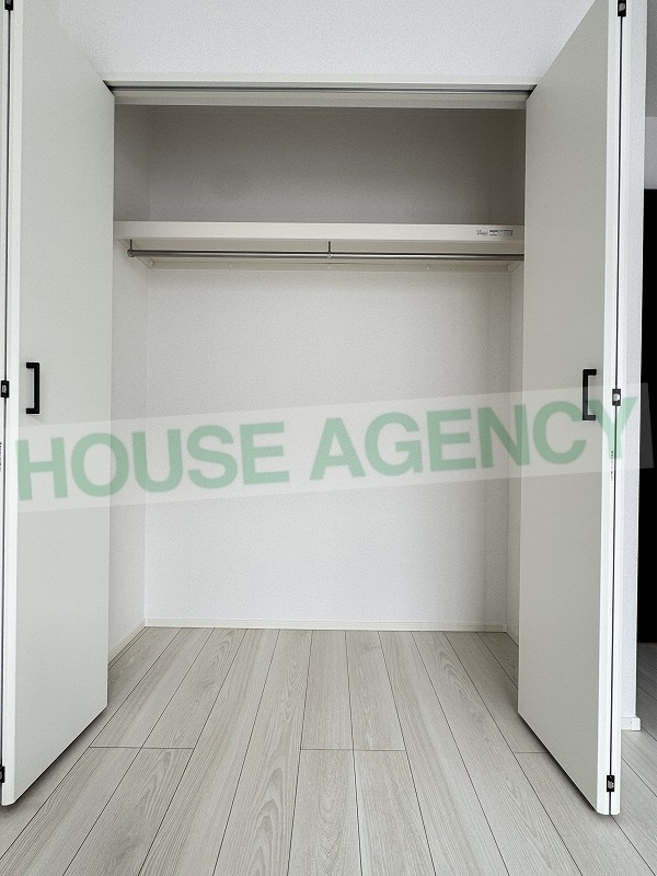 西側洋室　収納(内装)