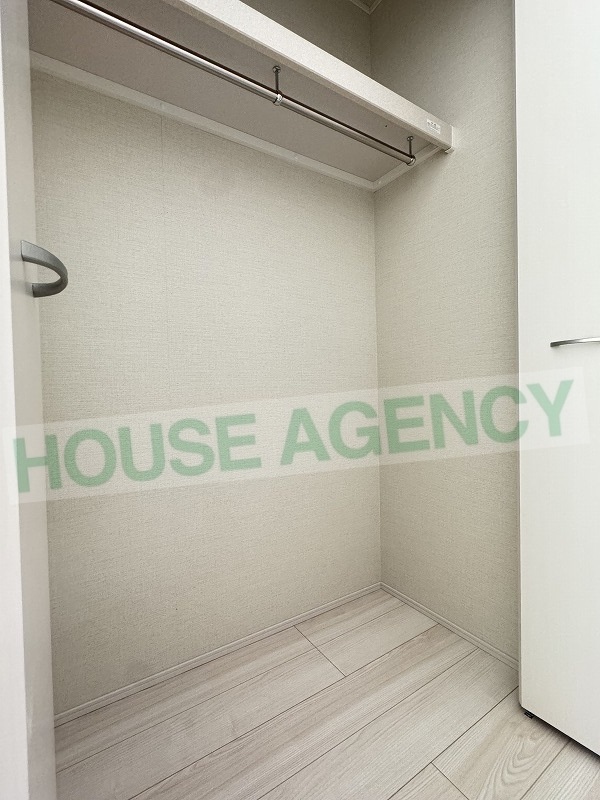 南西側洋室　収納(内装)