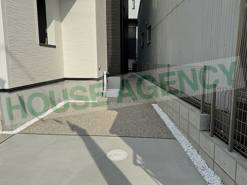 駐車スペースには便利な立水栓付き