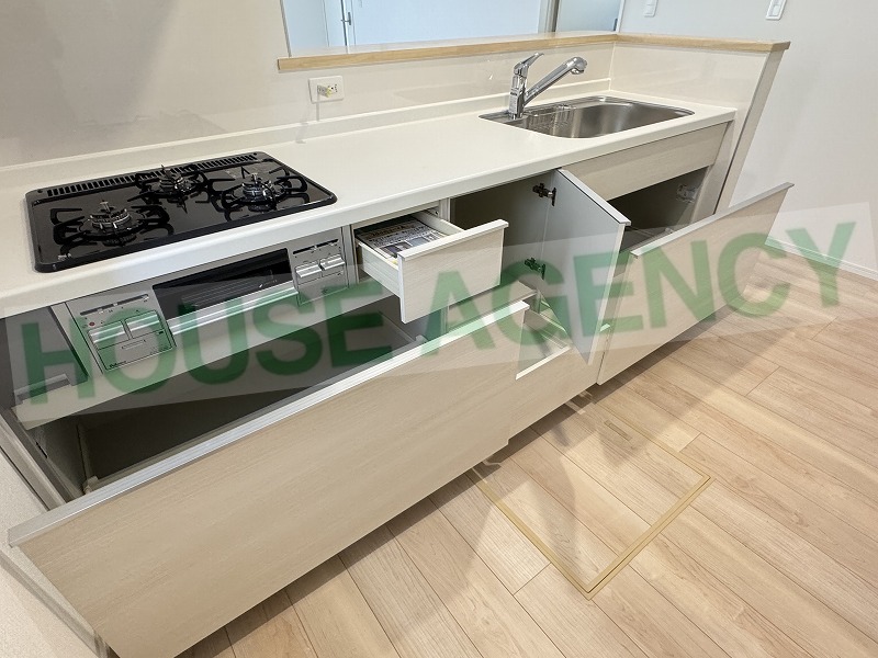 収納豊富なシステムキッチン(キッチン)