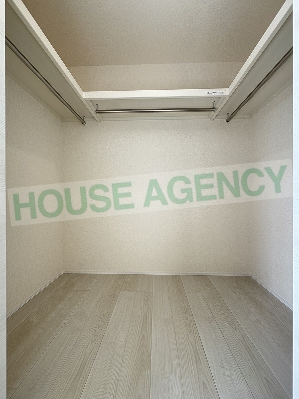 ファミリークローゼットにもなる大型ウォークインクローゼット(内装)