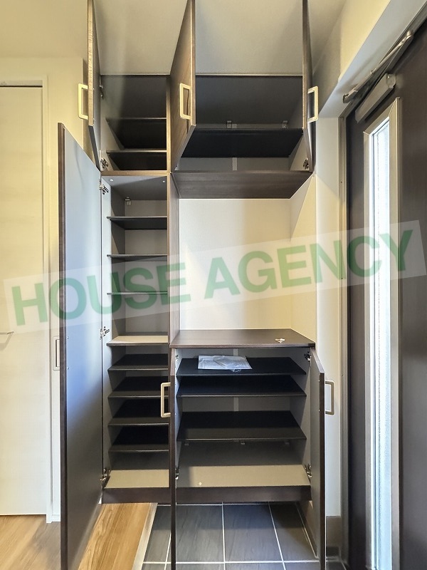 可動棚で調整可能な玄関収納(玄関)