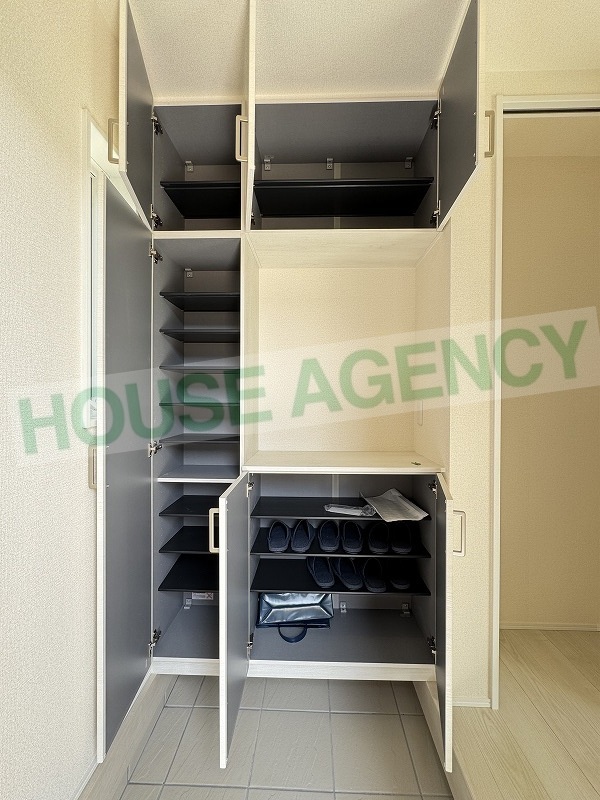 可動棚で調整可能な玄関収納(玄関)