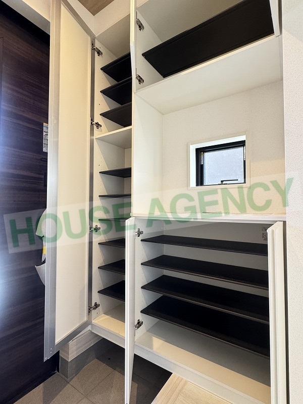 可動棚で調整可能な玄関収納(玄関)
