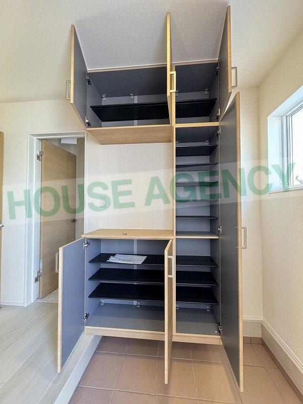 可動棚で調整可能な玄関収納(玄関)