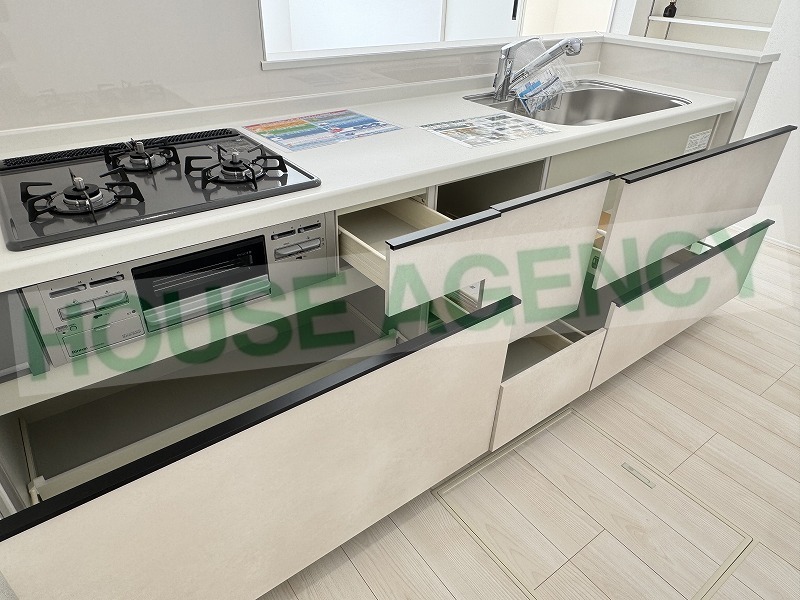 収納豊富なシステムキッチン(キッチン)